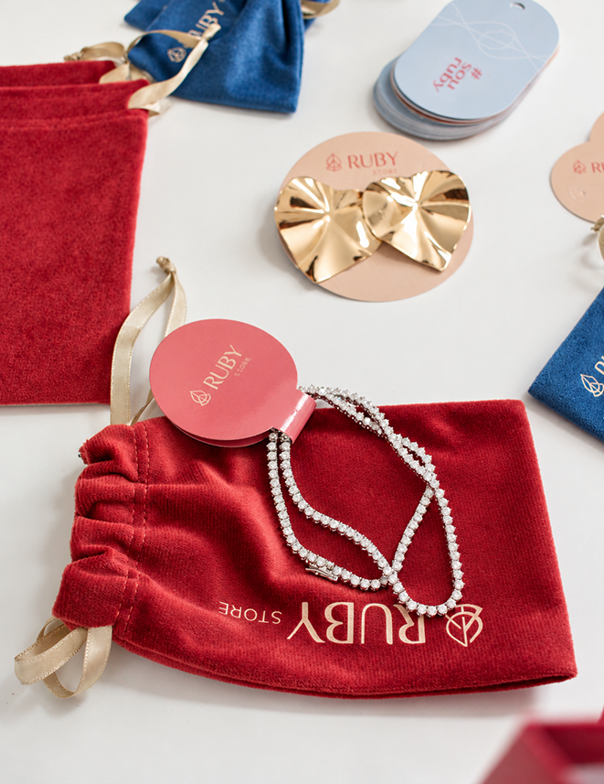 Detalhes das joias e da embalagem Ruby Store